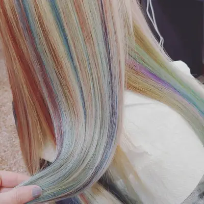 Colorazione fantasia con ciocche multicolore pastello
