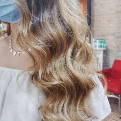 Degradè biondo miele su capelli mossi di media lunghezza