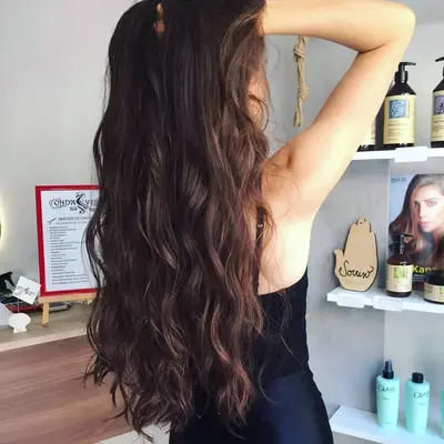 Capelli castano scuro lunghissimi con onde naturali