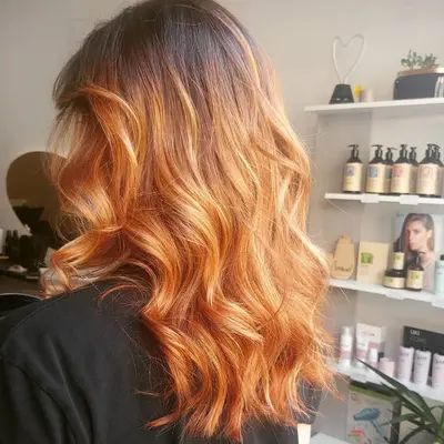 Degradè ramato su capelli mossi